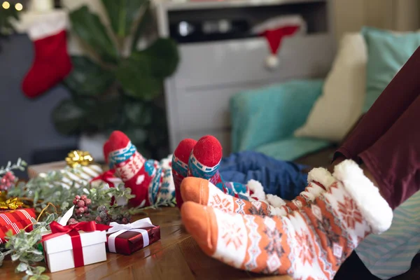 低阶层的非裔美国家庭穿着袜子 坐在客厅的沙发上 圣诞节期间 全家都呆在家里 — 图库照片