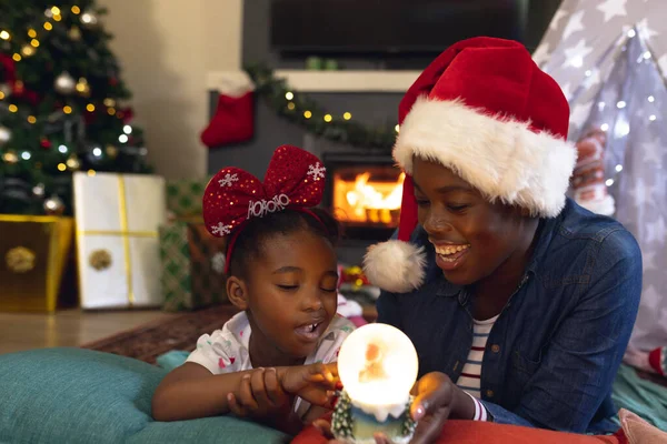 幸せなアフリカ系アメリカ人の母親と娘がおしっこや遊びに横たわっています クリスマス 家族の時間とお祝いの概念 — ストック写真