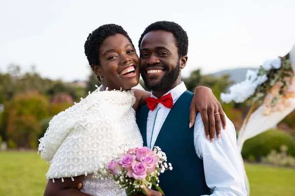 幸福的非洲裔美国夫妇在婚礼上牵着手的画像 婚礼日 包容和生活方式概念 — 图库照片