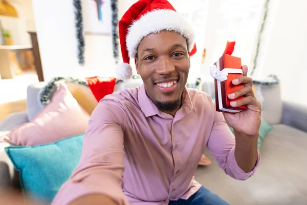 Feliz Hombre Afroamericano Con Sombrero Santa Claus Haciendo Videollamadas Pasar — Foto de Stock