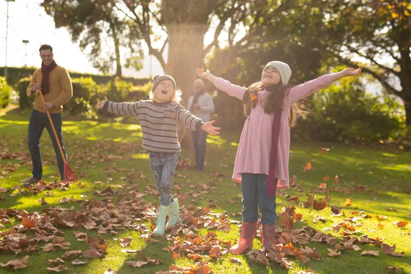 Obrázek Šťastné Vícegenerační Bělošské Rodiny Která Baví Listím Podzimní Zahradě — Stock fotografie