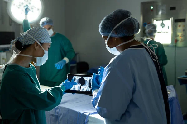 Ameliyata Hazırlanan Iki Farklı Kadın Cerrah Ameliyathanede Röntgen Üzerinde Çalışıyorlar — Stok fotoğraf