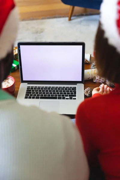 Happy Diverse Couple Wearing Santa Claus Hats Using Laptop Copy — Stock Photo, Image