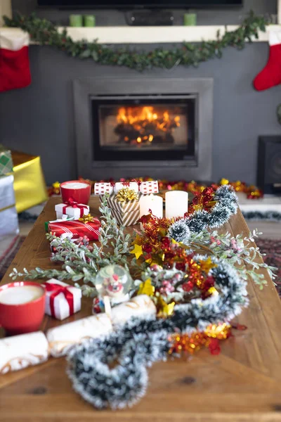 Modernes Wohnzimmer Mit Weihnachtsdekoration Und Tisch Voller Weihnachtsgeschenke Weihnachten Tradition — Stockfoto