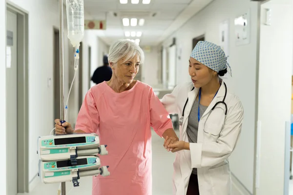 Médico Femenino Diverso Paciente Anciana Caucásica Con Varilla Intravenosa Hablando —  Fotos de Stock