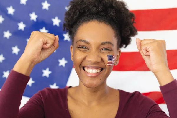 照片上快乐的非洲裔美国女人 脸上挂着美国国旗 而不是美国国旗 欢呼和球迷概念 — 图库照片