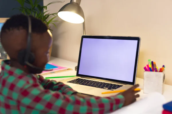 Sorrindo Afro Americano Menino Aprendendo Usando Fones Ouvido Laptop Com — Fotografia de Stock