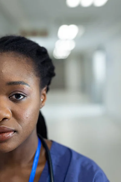 病院の廊下 コピースペースでアフリカ系アメリカ人女性医師の垂直半分の顔の肖像画 医療サービス — ストック写真