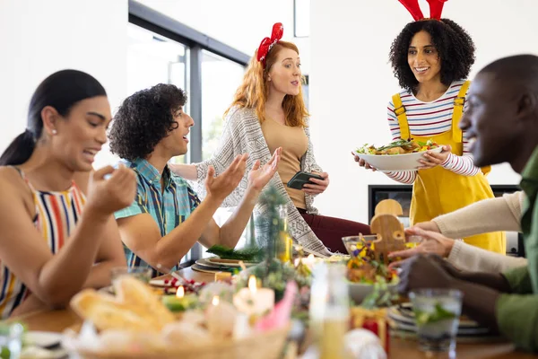 Felices Amigos Diversos Sentados Mesa Cenando Navidad Navidad Celebración Tradición —  Fotos de Stock