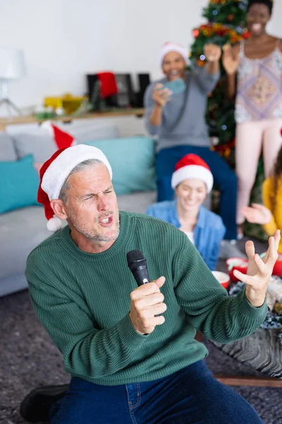 一个快乐的高加索人和不同的朋友一起唱卡拉Ok庆祝圣诞节的正面形象 圣诞节 庆祝活动 包容和生活方式概念 — 图库照片