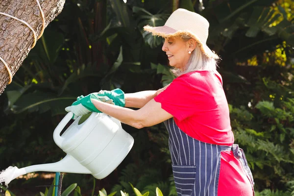 快乐的资深高加索女人在花园工作 在家中度过高质量时间和退休的概念 — 图库照片