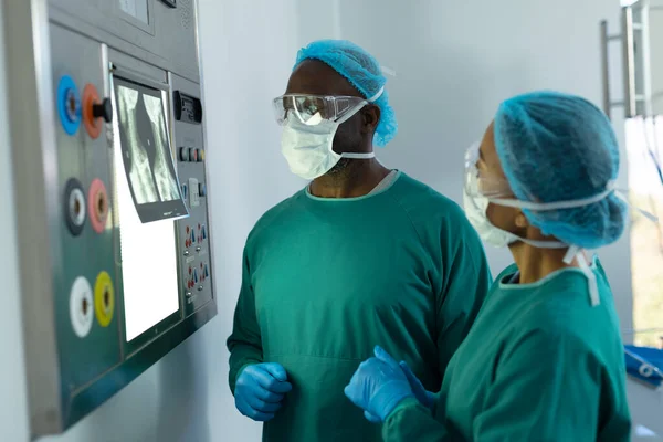 Dois Cirurgiões Diversos Discutindo Raios Lightbox Sala Operações Serviços Hospitalares — Fotografia de Stock