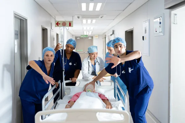 Groupe Diversifié Travailleurs Santé Ouvrant Voie Patient Lit Dans Couloir — Photo