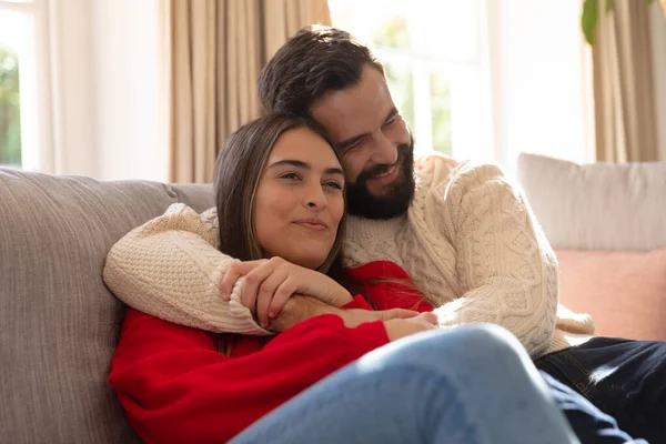 一对快乐的高加索夫妇坐在客厅的沙发上 微笑着拥抱着 家庭生活 闲暇时间 浪漫和团结的概念 — 图库照片