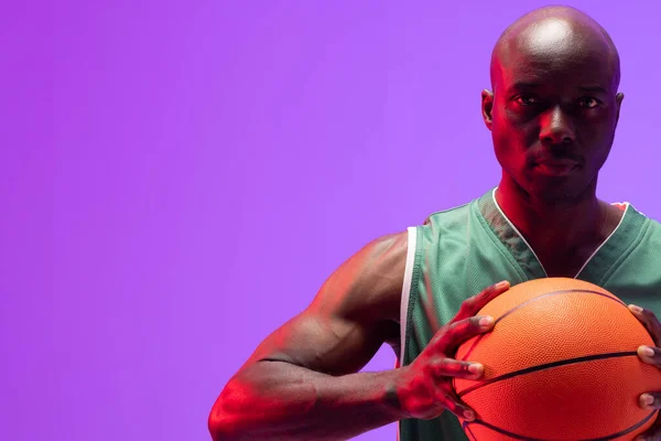 Afbeelding Van Afrikaanse Amerikaanse Basketbalspeler Met Basketbal Kopieer Ruimte Neon — Stockfoto