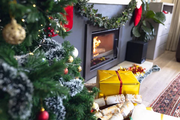 Ein Modernes Wohnzimmer Geschmückt Mit Weihnachtsschmuck Einem Weihnachtsbaum Und Geschenken — Stockfoto