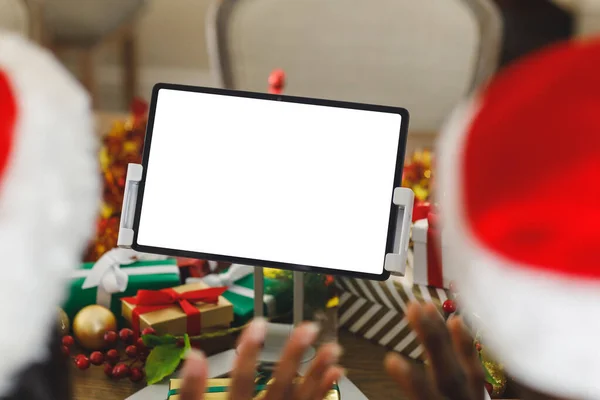 Pareja Diversa Sombreros Santa Haciendo Videollamada Navidad Tableta Con Espacio — Foto de Stock