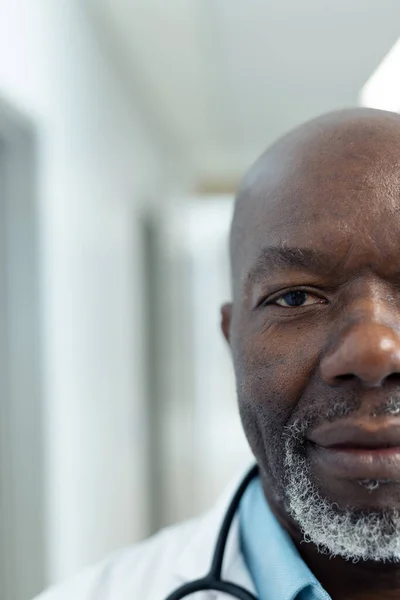 Vertikala Halvan Ansikte Porträtt Senior Afrikansk Amerikansk Manlig Läkare Sjukhuskorridoren — Stockfoto