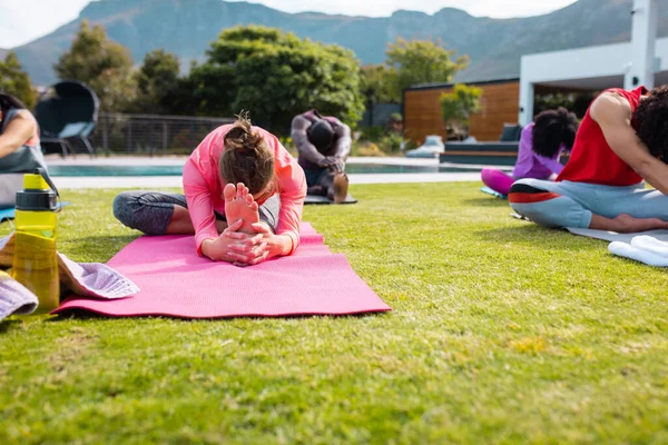 Yoga Yapan Bahçede Esneme Hareketleri Yapan Mutlu Arkadaşlar Sağlık Kutlama — Stok fotoğraf