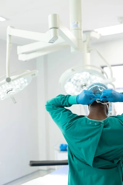 Afro Amerikan Cerrah Önlüklü Eldivenli Maske Takıyor Dikey Fotokopi Odası — Stok fotoğraf