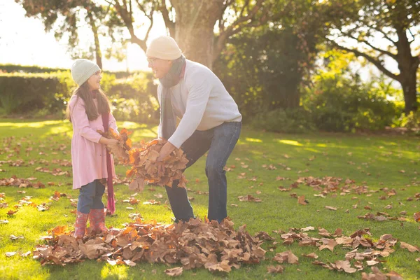 秋天花园中快乐的高加索父亲和女儿的形象 家庭与共同度过美好时光的概念 — 图库照片