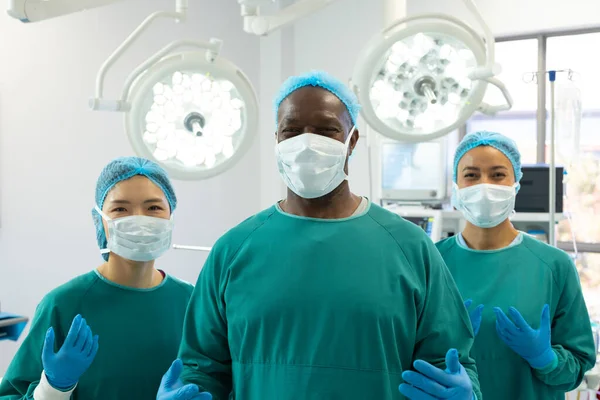 Retrato Três Sorridentes Cirurgiões Diversos Prontos Para Cirurgia Sala Operações — Fotografia de Stock
