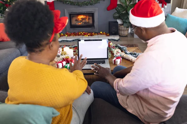 非洲裔美国夫妇有面对面的时间和使用笔记本电脑与复制空间 圣诞节 家庭时间和利用技术庆祝的概念 — 图库照片