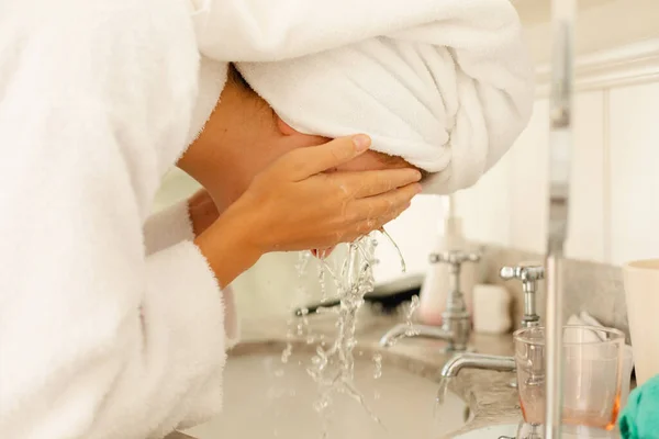 Χαρούμενη Καυκάσια Γυναίκα Που Φοράει Ρόμπα Πλένει Πρόσωπο Στο Μπάνιο — Φωτογραφία Αρχείου