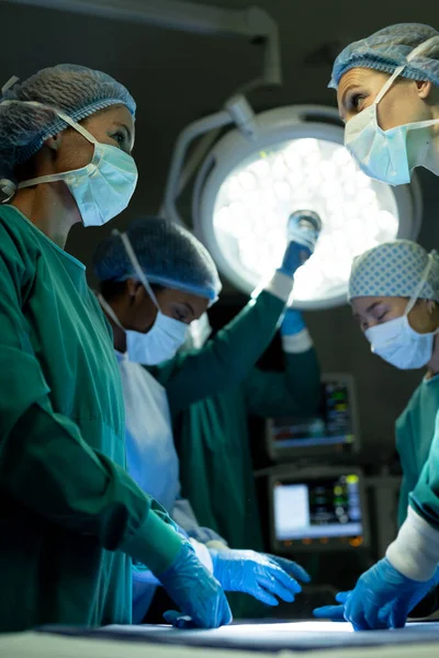 Pionowe Różnych Kobiet Chirurgów Dyskusji Sali Operacyjnej Podczas Operacji Usługi — Zdjęcie stockowe