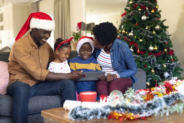 Afrykańska Rodzina Siedzi Kanapie Używa Tabletu Boże Narodzenie Czas Rodzinny — Zdjęcie stockowe