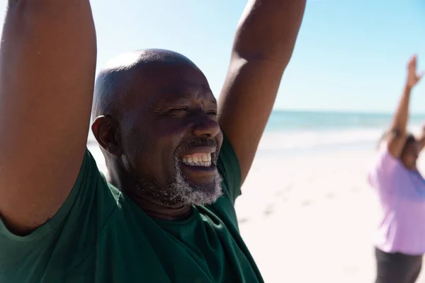 Uśmiechnięty Afrykański Łysy Starszy Mężczyzna Ćwiczący Kobietą Plaży Latem Przestrzeń — Zdjęcie stockowe