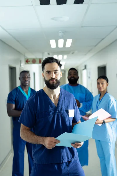 Retrato Vertical Homens Caucasianos Trabalhadores Saúde Corredor Hospitalar Com Diversos — Fotografia de Stock