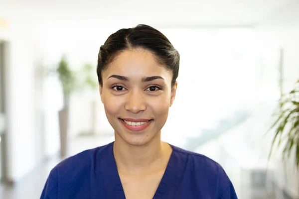 Portret Uśmiechniętej Dwurasowej Pracowniczki Opieki Zdrowotnej Korytarzu Szpitalnym Przestrzenią Kopiowania — Zdjęcie stockowe