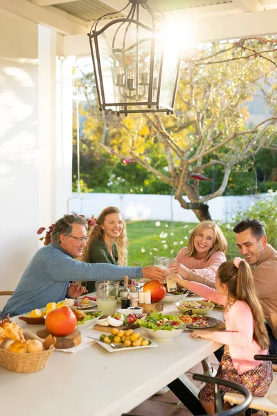 多代高加索家庭在户外吃晚餐的纵向图像 家庭与共同度过美好时光的概念 — 图库照片