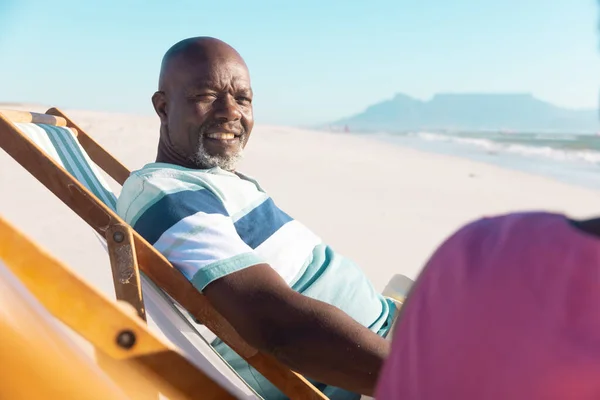 Sorridente Uomo Anziano Afroamericano Calvo Seduto Sulla Sedia Sdraio Spiaggia — Foto Stock