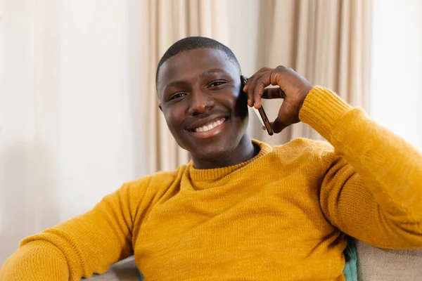 Retrato Del Hombre Afroamericano Sonriente Sentado Sofá Casa Hablando Teléfono — Foto de Stock