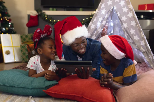 Afro Amerikan Ailesi Birlikte Zaman Geçirir Çadırda Yatar Noel Aile — Stok fotoğraf