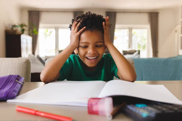 Šťastný Afroameričan Sedí Stolu Online Lekci Vzdělávání Učení Domácí Život — Stock fotografie