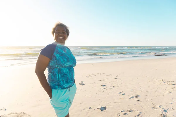 Χαρούμενη Αφροαμερικανή Ηλικιωμένη Γυναίκα Κοντά Μαλλιά Στέκεται Στην Αμμώδη Παραλία — Φωτογραφία Αρχείου