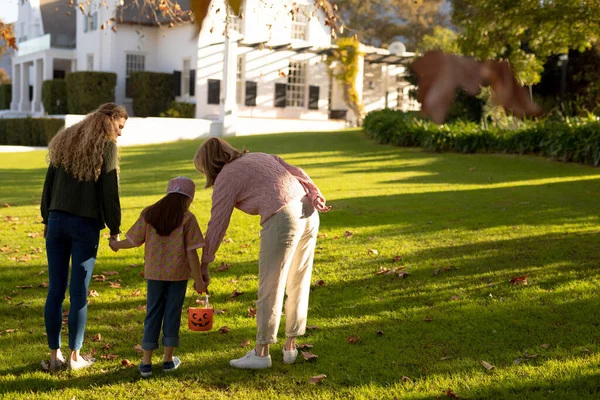 秋天园中穿着正装的高加索祖母 母亲和女儿的形象 万圣节 美国文化和庆祝概念 — 图库照片