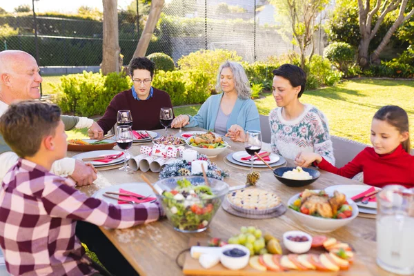 Beyaz Bir Aile Birlikte Vakit Geçirip Yemekten Önce Dua Ediyor — Stok fotoğraf