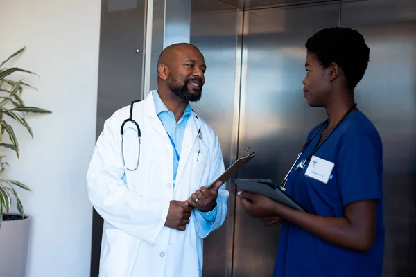 Feliz Afroamericano Médico Femenino Masculino Hablando Por Ascensor Hospital Servicios —  Fotos de Stock