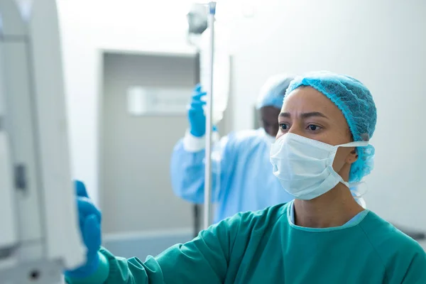 Biraciale Vrouwelijke Chirurg Bereid Voor Chirurgie Opererende Medische Apparatuur Operatiekamer — Stockfoto