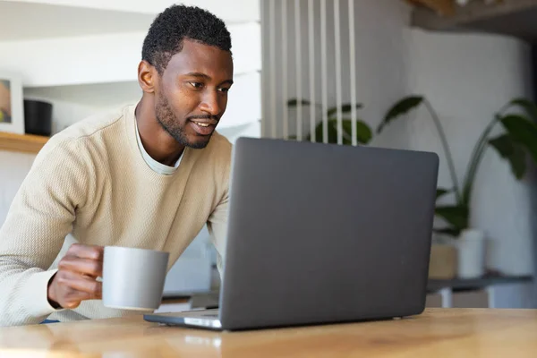 Homem Afro Americano Feliz Apoiando Bancada Cozinha Usando Laptop Passar — Fotografia de Stock