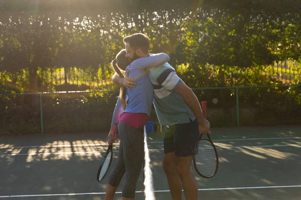 Casal Caucasiano Feliz Jogando Tênis Abraçando Sobre Rede Campo Ténis — Fotografia de Stock