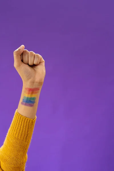 紧紧地抓住一个手举着Lgbt旗 背带紫色背景的比利卡人 Lgbt Pride Concept — 图库照片