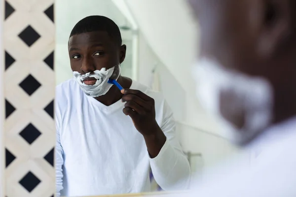 Schouder Van Afro Amerikaanse Man Kijkend Spiegel Scheren Gezicht Badkamer — Stockfoto