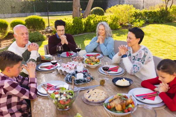 Biała Rodzina Spędza Razem Czas Zewnątrz Modli Się Przed Posiłkiem — Zdjęcie stockowe