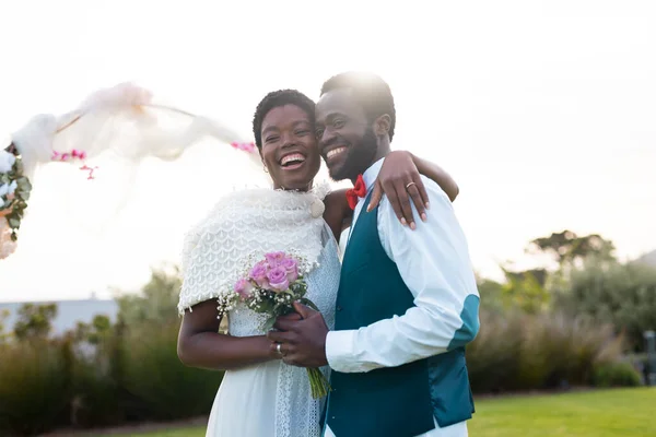 Retrato Una Feliz Pareja Afroamericana Cogida Mano Durante Boda Día —  Fotos de Stock