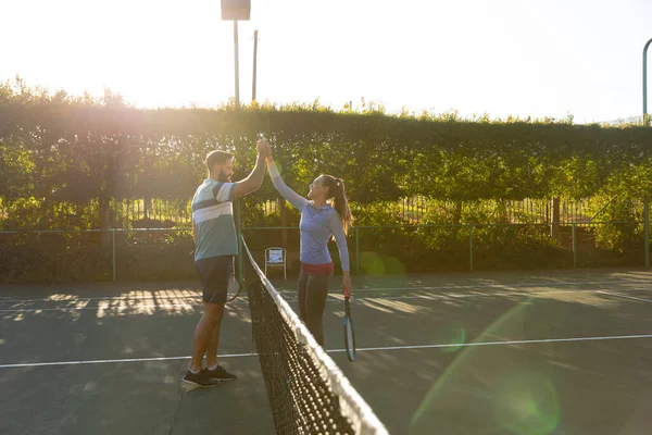 Šťastný Kavkazský Pár Hrající Tenis Potřásající Rukou Síti Slunném Venkovním — Stock fotografie